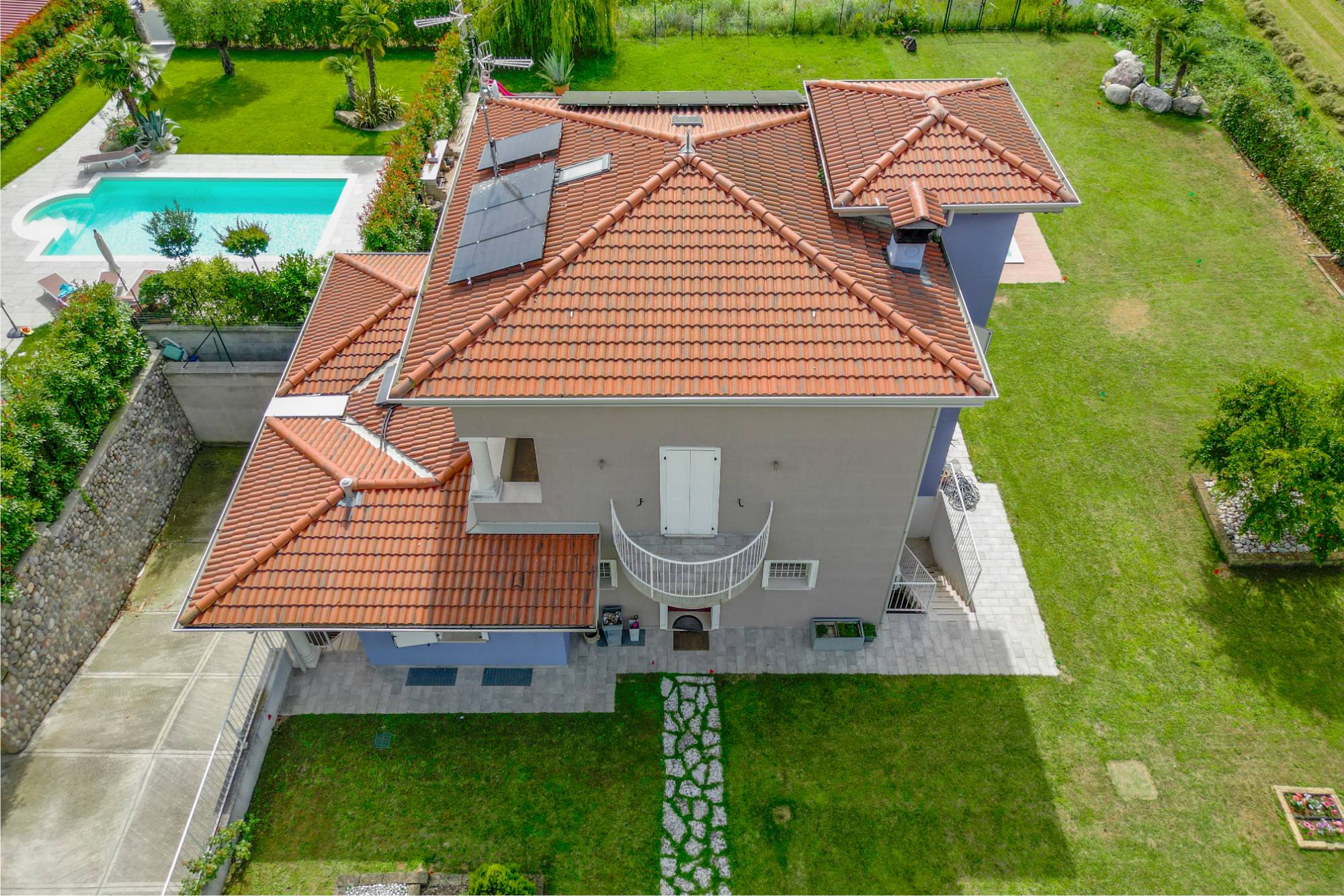 Vista aerea di una villa gestita da Herocasa sul Lago di Garda